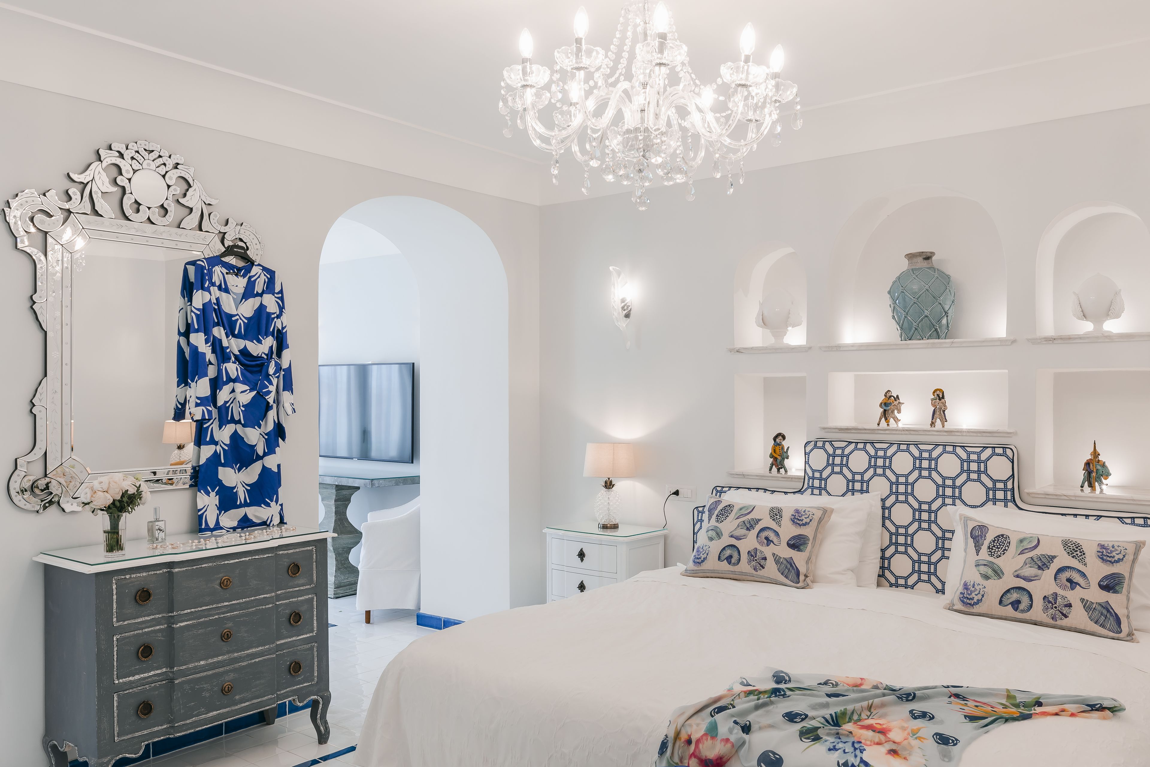 junior suite, 1 queen bed, garden view | 1 bedroom, minibar, in-room safe, desk