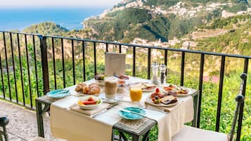 TĂ€gliches inbegriffenes FrĂŒhstĂŒcksbuffet