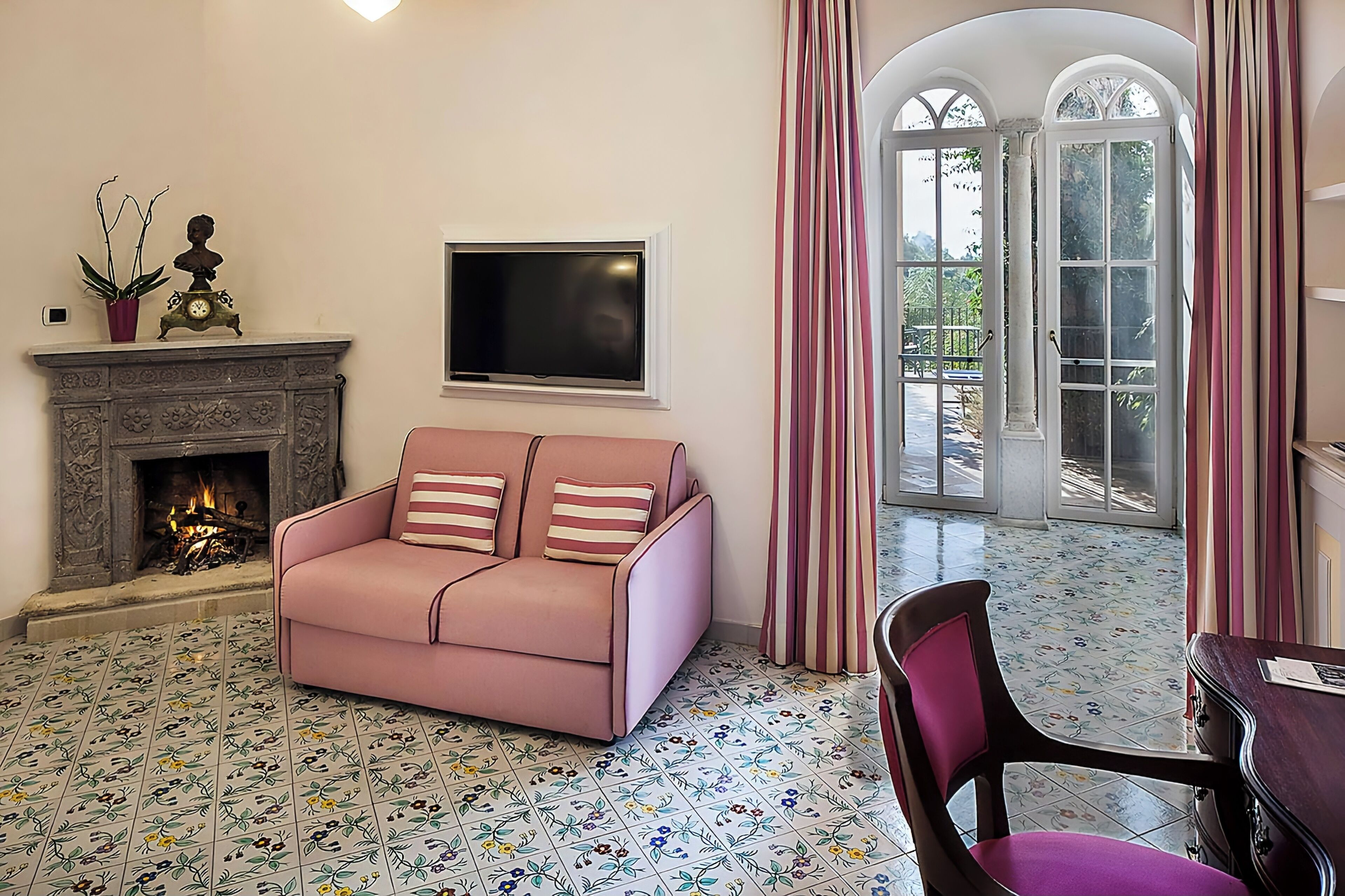 deluxe double or twin room, sea view | 1 bedroom, minibar, in-room safe, desk