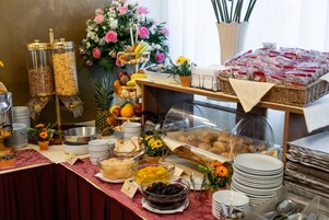 Daily continental breakfast (EUR 8 per person)