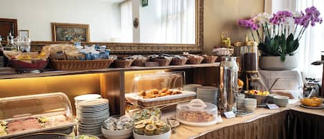 Petit déjeuner continental (8 EUR par personne)