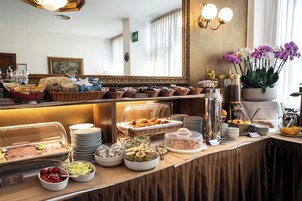 Daily continental breakfast (EUR 8 per person)
