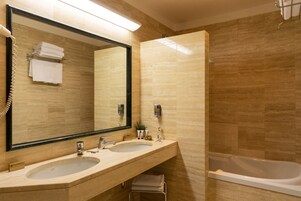 Comfort-værelse til 4 personer | Badeværelse | Gratis toiletartikler, hårtørrer, bidet, håndklæder