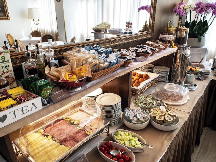 Daily continental breakfast (EUR 8 per person)