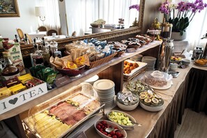 Daily continental breakfast (EUR 8 per person)