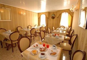 Free daily continental breakfast - Hotel Canal (Venice)