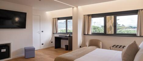 Luxe beddengoed, een kluis op de kamer, een bureau