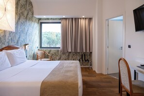 Habitación con 1 cama matrimonial o 2 individuales | Ropa de cama de alta calidad y caja de seguridad en la habitación 