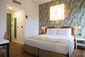 Ropa de cama de alta calidad y caja de seguridad en la habitación 