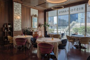 Breakfast and dinner served