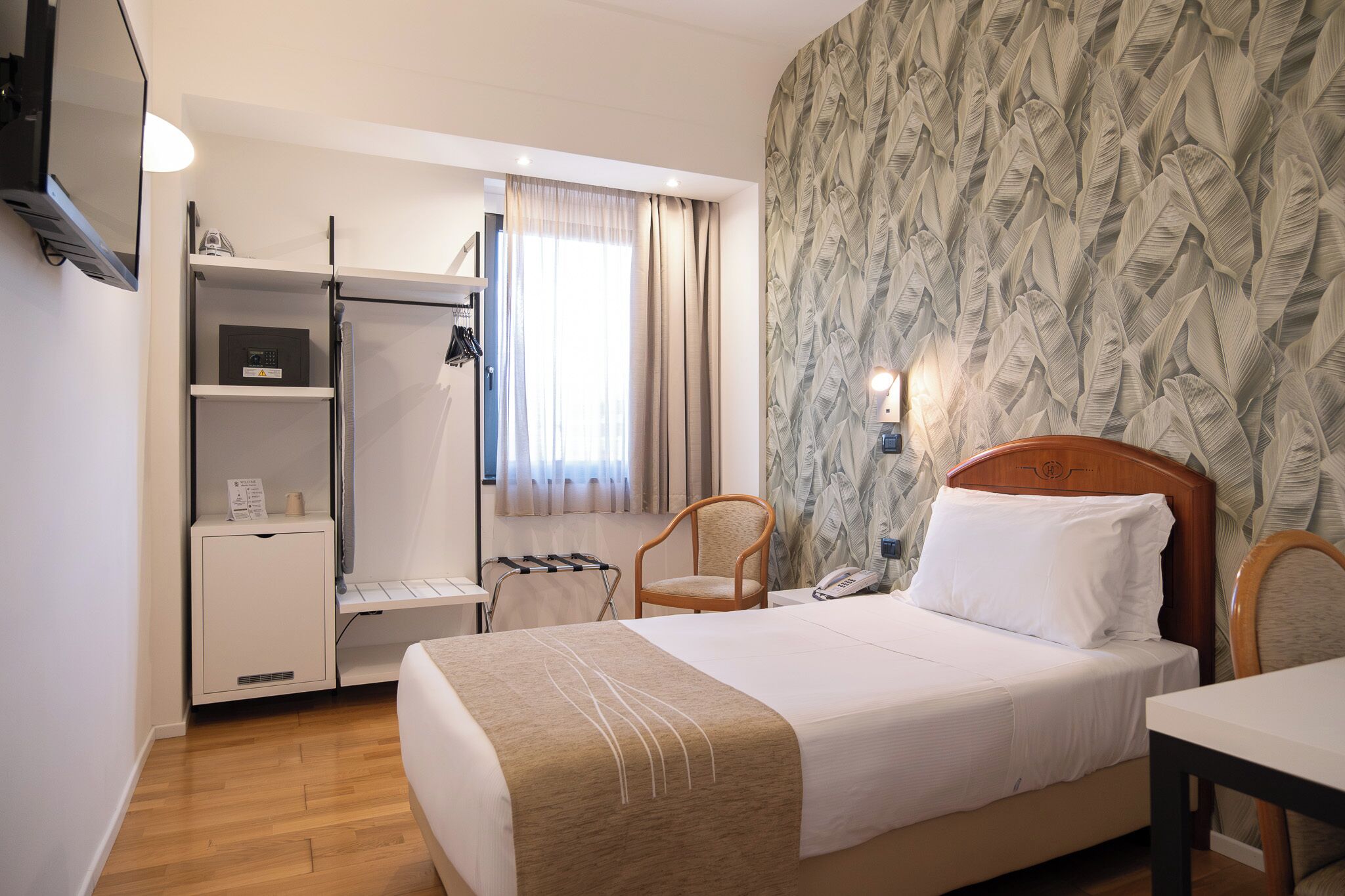 single room | premium bedding, in-room safe, desk, blackout curtains