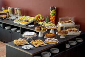 Desayuno continental (EUR 5 por persona) 