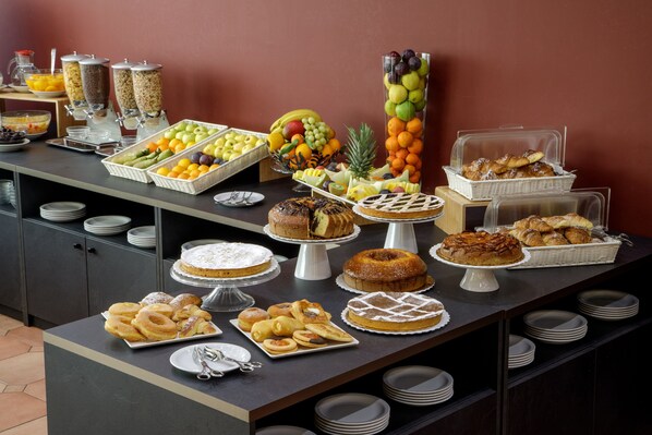 Daily continental breakfast (EUR 5 per person)