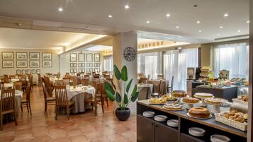 Daily continental breakfast (EUR 5 per person)