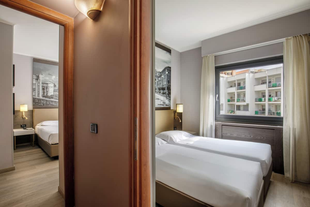 Standard-Vierbettzimmer | Minibar, Zimmersafe, Schreibtisch, kostenloses WLAN