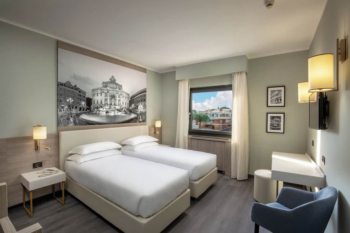 Superior-Vierbettzimmer | Minibar, Zimmersafe, Schreibtisch, kostenloses WLAN