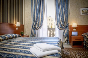 Habitació triple | Minibar, caixa forta a l'habitació i escriptori 