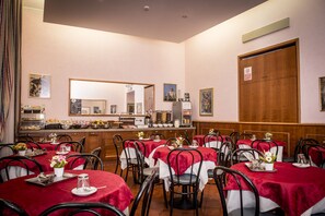 Tägliches inbegriffenes großes Frühstück