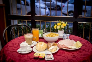 Alimentos y bebidas