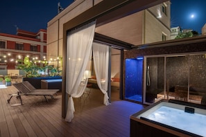 Sauna, hot tub, steam room