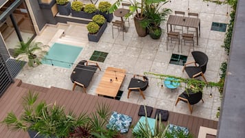 Sauna, hot tub, steam room