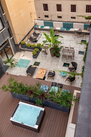 Sauna, hot tub, steam room