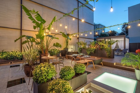 Un sauna, una bañera de hidromasaje, baño turco