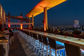 4 restaurants, breakfast, lunch, dinner served; Asian cuisine