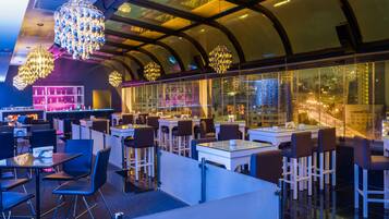 4 restaurants; breakfast, lunch, and dinner served