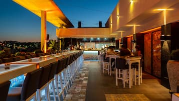 4 restaurants, breakfast, lunch, dinner served; Asian cuisine