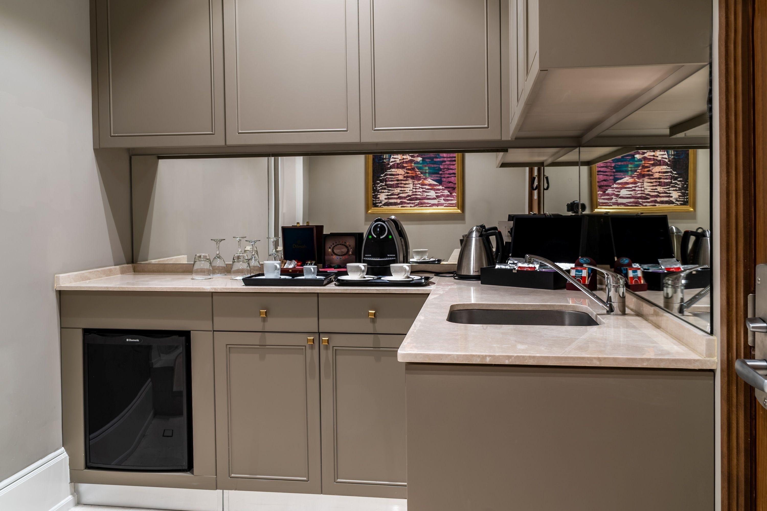 royal suite, 1 bedroom, non smoking, city view | 1 bedroom, premium bedding, tempur-pedic beds, minibar