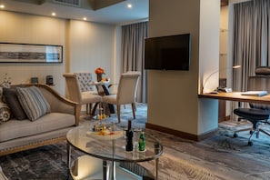Phòng Suite Presidential, 1 giường cỡ king, không hút thuốc, quang cảnh thành phố | 1 phòng ngủ, bộ đồ giường cao cấp, nệm Tempur-Pedic, minibar 