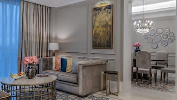 Suite Royal, 1 kamar tidur, Bebas Asap Rokok, pemandangan kota | Area keluarga | Televisi LCD 32-inci dengan saluran TV satelit dan TV