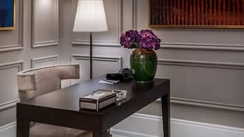 Royal Suite, 1 Bedroom, Non Smoking, City View | Ruang tamu | 32 inci televisyen LCD dengan satelit, TV, lantai dipanaskan