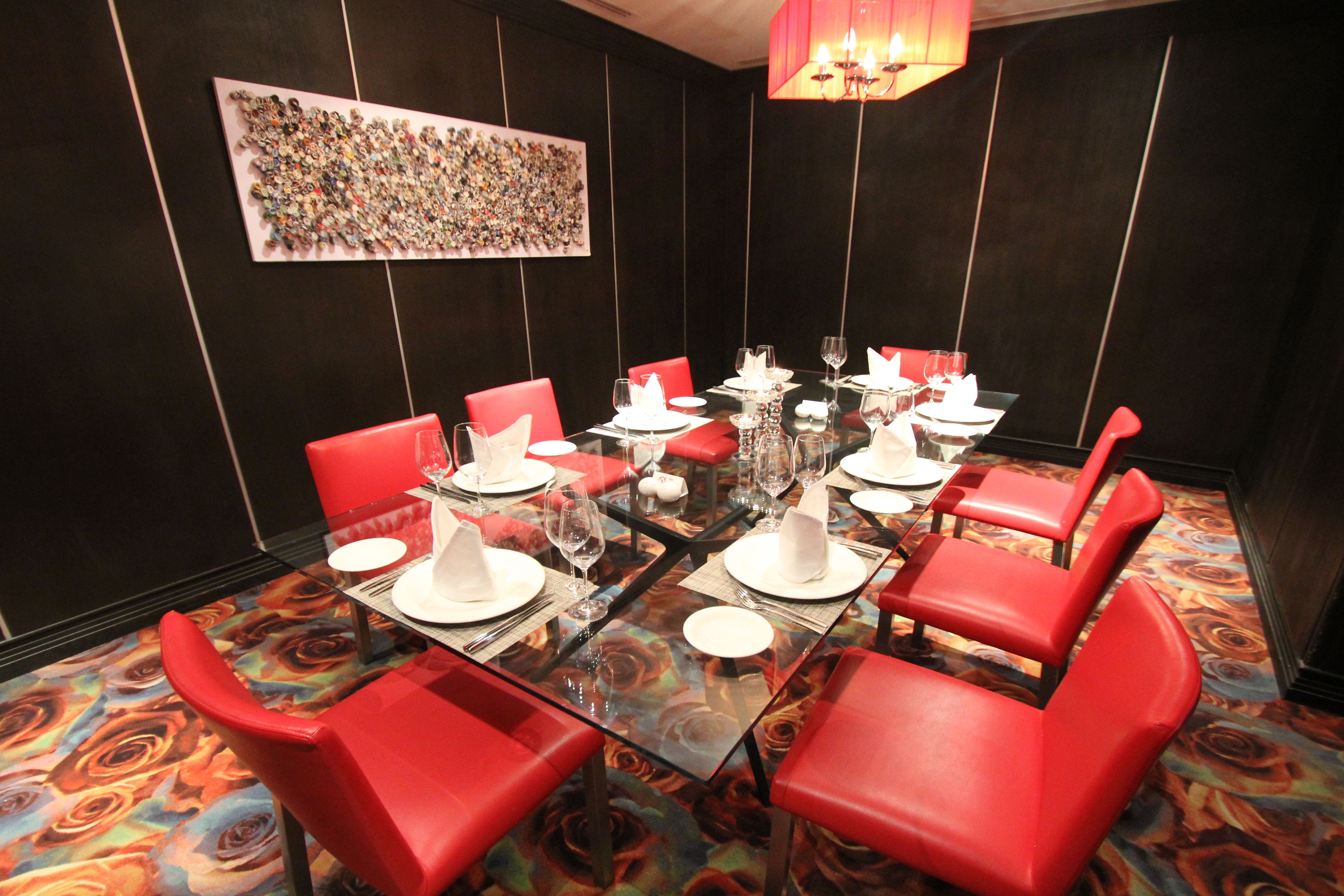 4 restaurants; breakfast, lunch and dinner served 