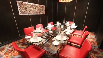 4 restaurants; breakfast, lunch and dinner served