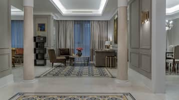 Royal Suite, 1 Bedroom, Non Smoking, City View | Ruang tamu | 32 inci televisyen LCD dengan satelit, TV, lantai dipanaskan
