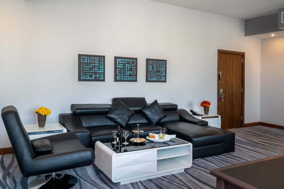 Executive Suite | Living area | 32-inch LCD TV with satellite channels, TV, heated floors