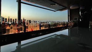Bar (trong khuôn viên)