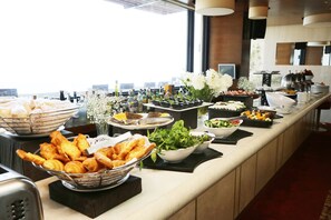 2 restaurantes; se sirven desayunos, comidas y cenas