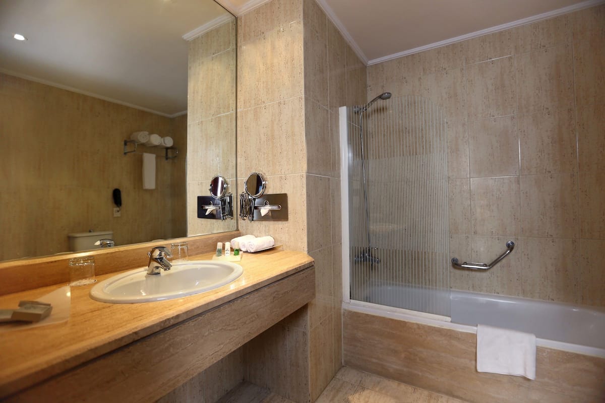 bathtub, deep-soaking bathtub, free toiletries, hair dryer