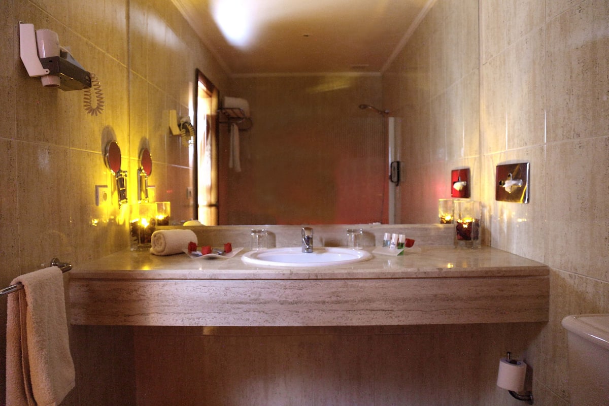 honeymoon suite, 1 king bed, balcony, sea view | bathroom | bathtub, deep-soaking bathtub, free toiletries, hair dryer