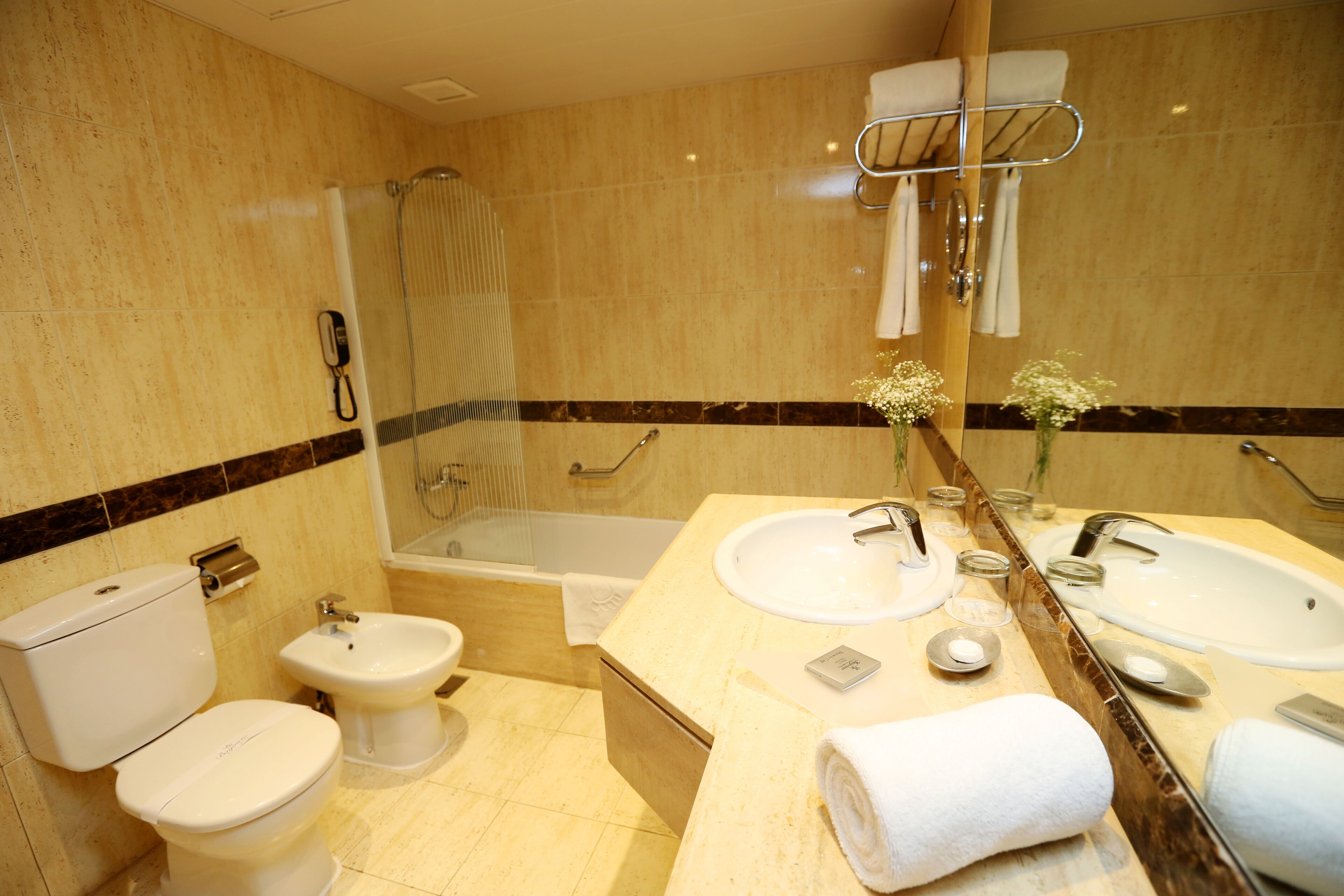 bathtub, deep-soaking bathtub, free toiletries, hair dryer