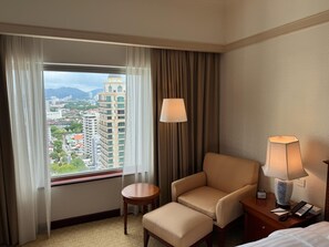 Studio suite | Een minibar, een kluis op de kamer, een bureau, extra bedden