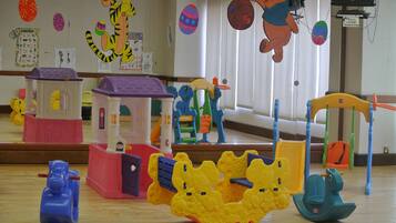 Un área de juegos infantiles con diversos juguetes y estructuras recreativas.
