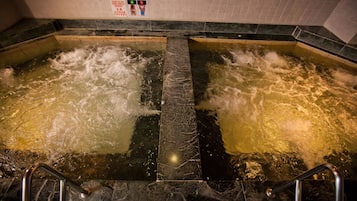 Bañera de hidromasaje al aire libre