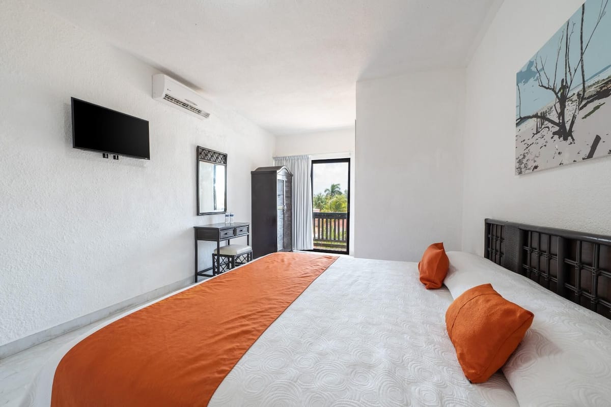 Caja de seguridad en la habitación, muebles diferentes y escritorio