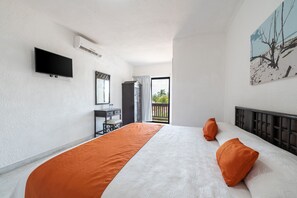 Chambre Standard | Coffre-fort, ameublement unique, bureau, rideaux d’obscurcissement