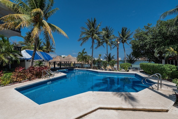 Alberca al aire libre, acceso de 08:00 a 20:30, y camastros