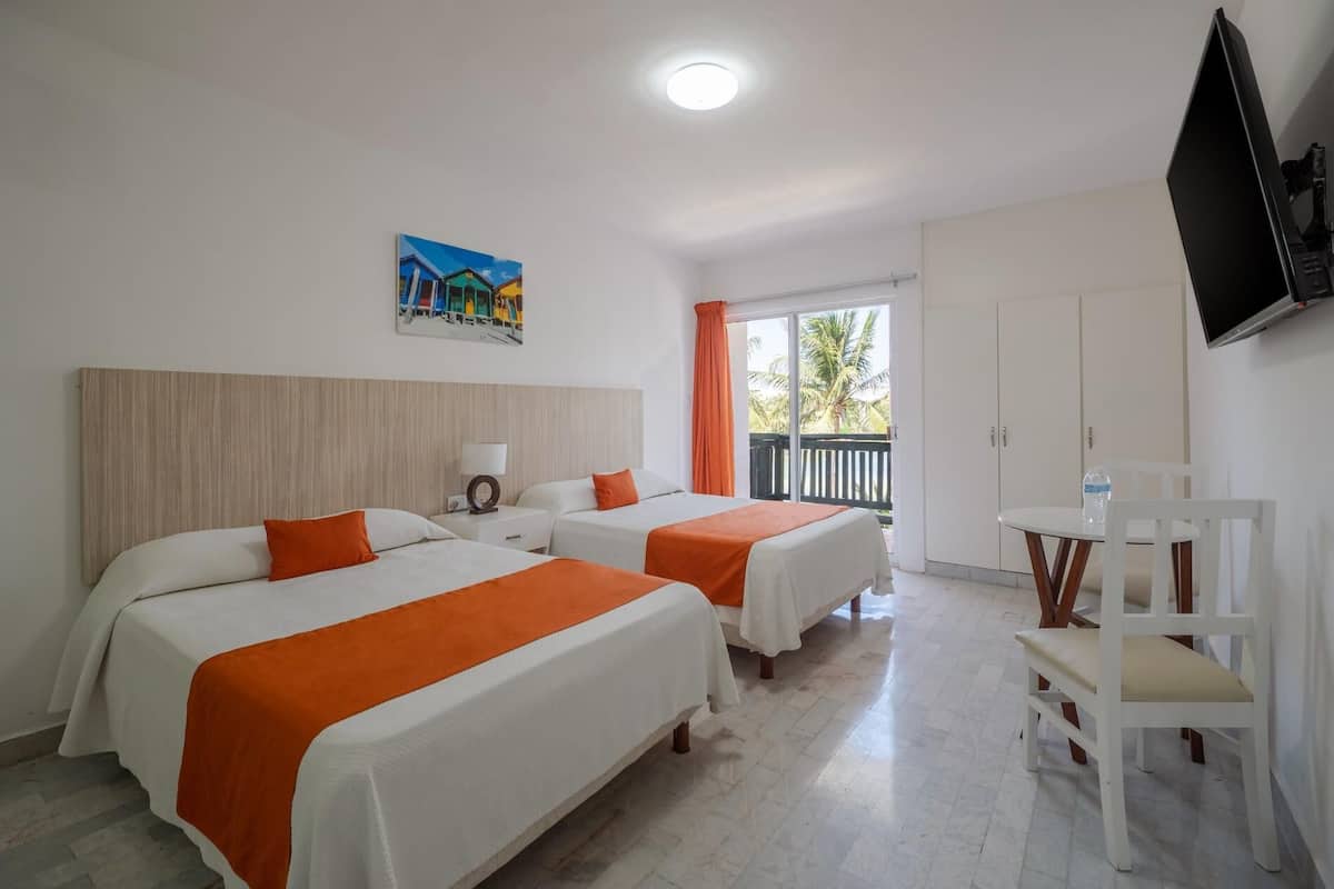 Caja de seguridad en la habitación, muebles diferentes y escritorio